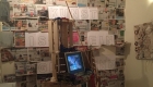 Foto JAW-Kunstaktion "Diese Kunst ist ein Geschenk" Collage mit Zeitungen, Holzkisten, Wolle und Laptop