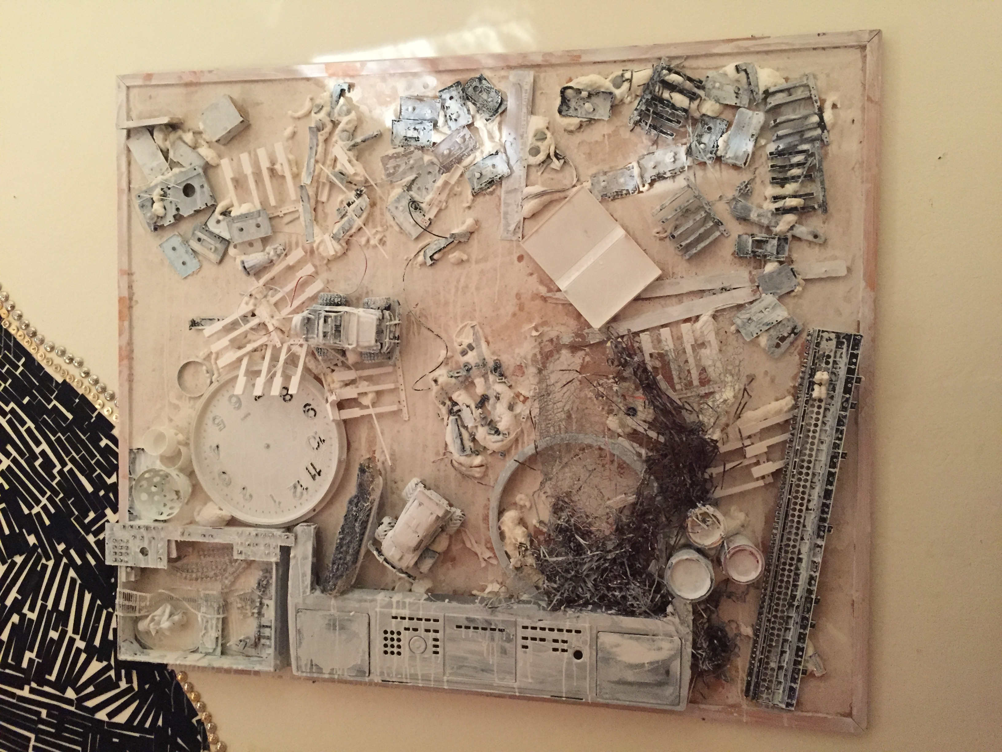 Foto JAW-Kunstaktion "Recycling" weiß übermalte Collage aus Abfallmaterial