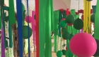 Foto JAW-Kunstaktion "Dschungel" mit bunten Kreppapierstreifen, Luftballons und bemalten Wänden