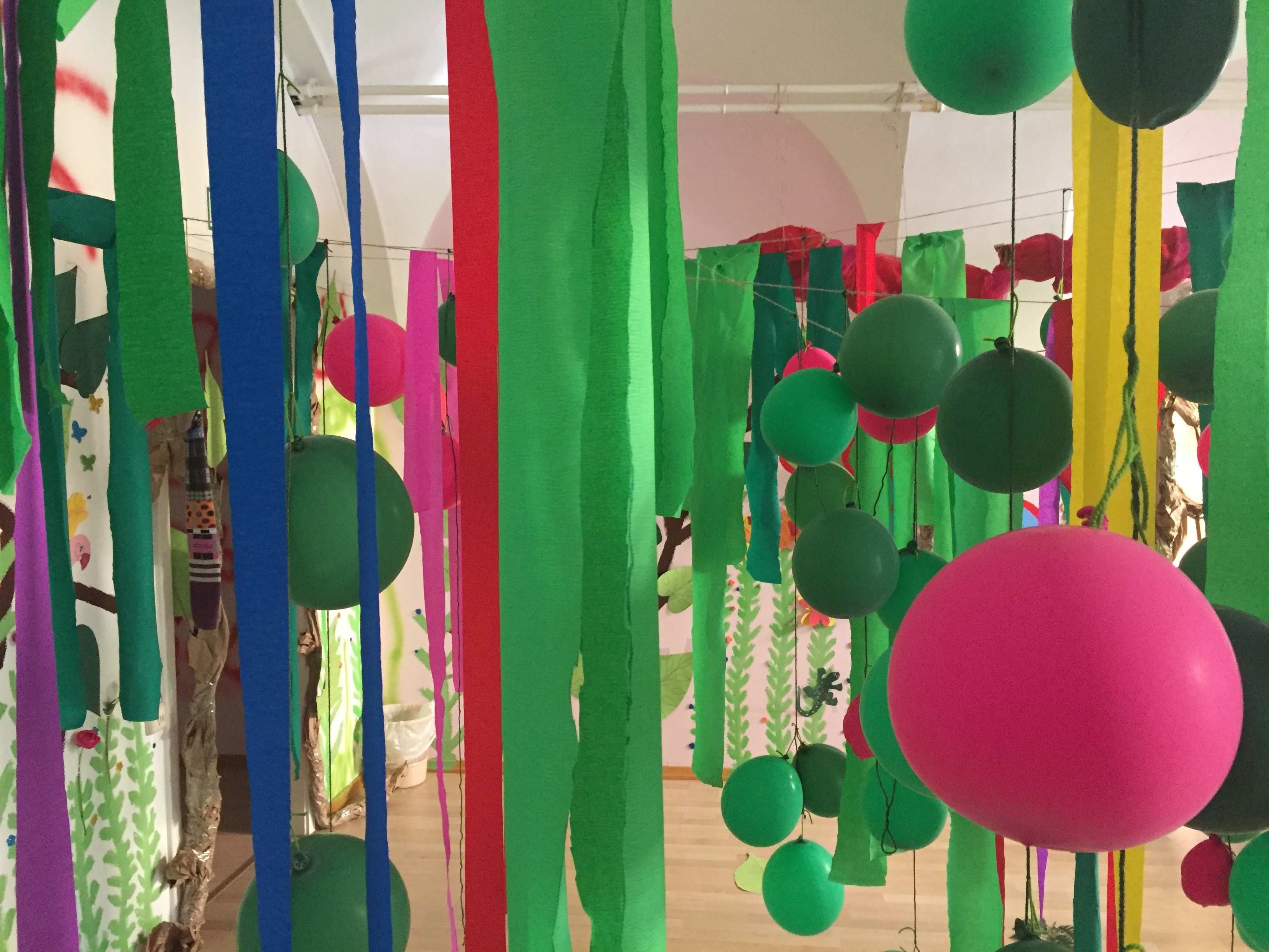 Foto JAW-Kunstaktion "Dschungel" mit bunten Kreppapierstreifen, Luftballons und bemalten Wänden