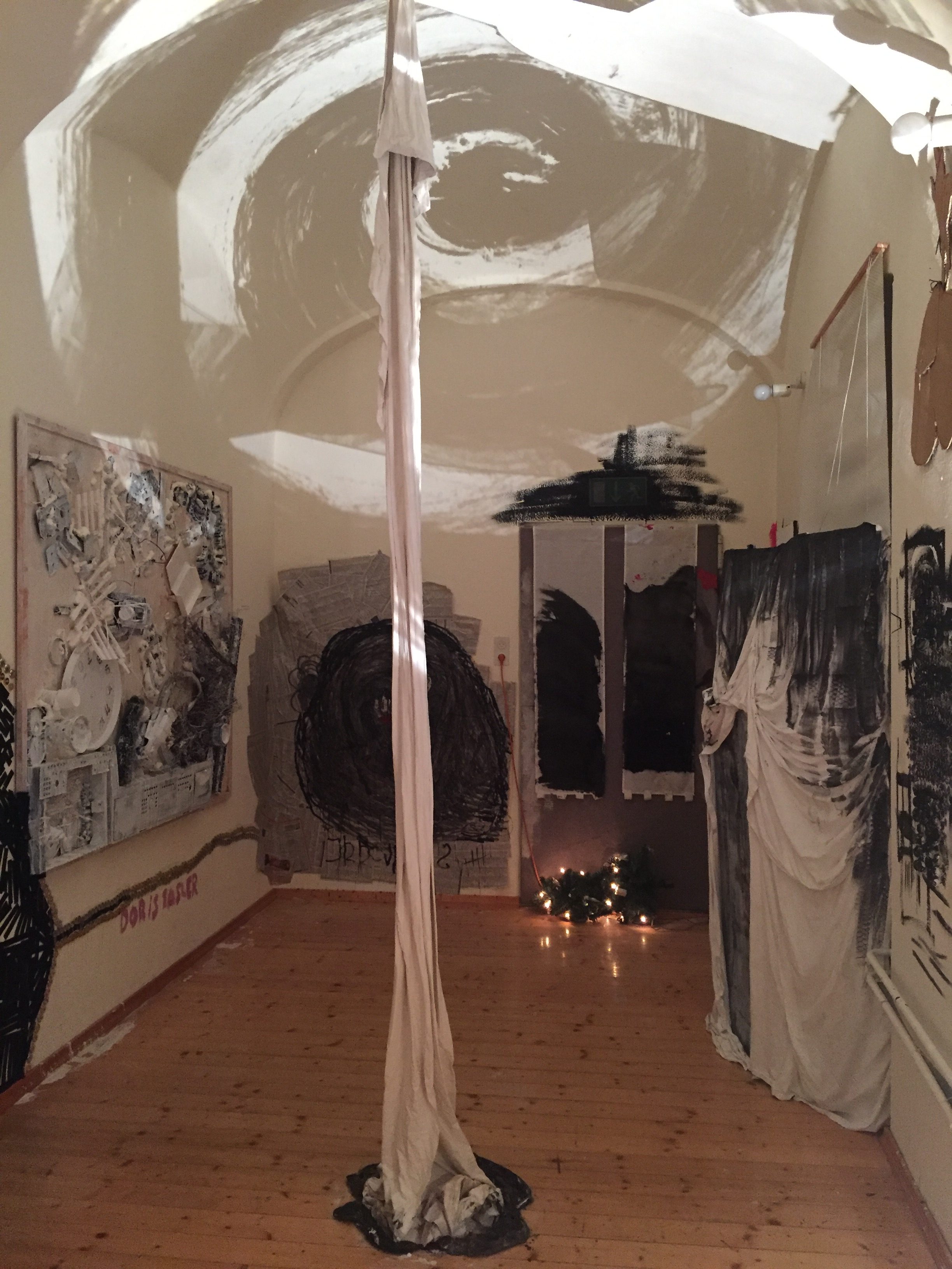 Foto JAW-Kunstaktion "Recycling" mit Projektion, Gipsskulpturen und Recycling-Collage