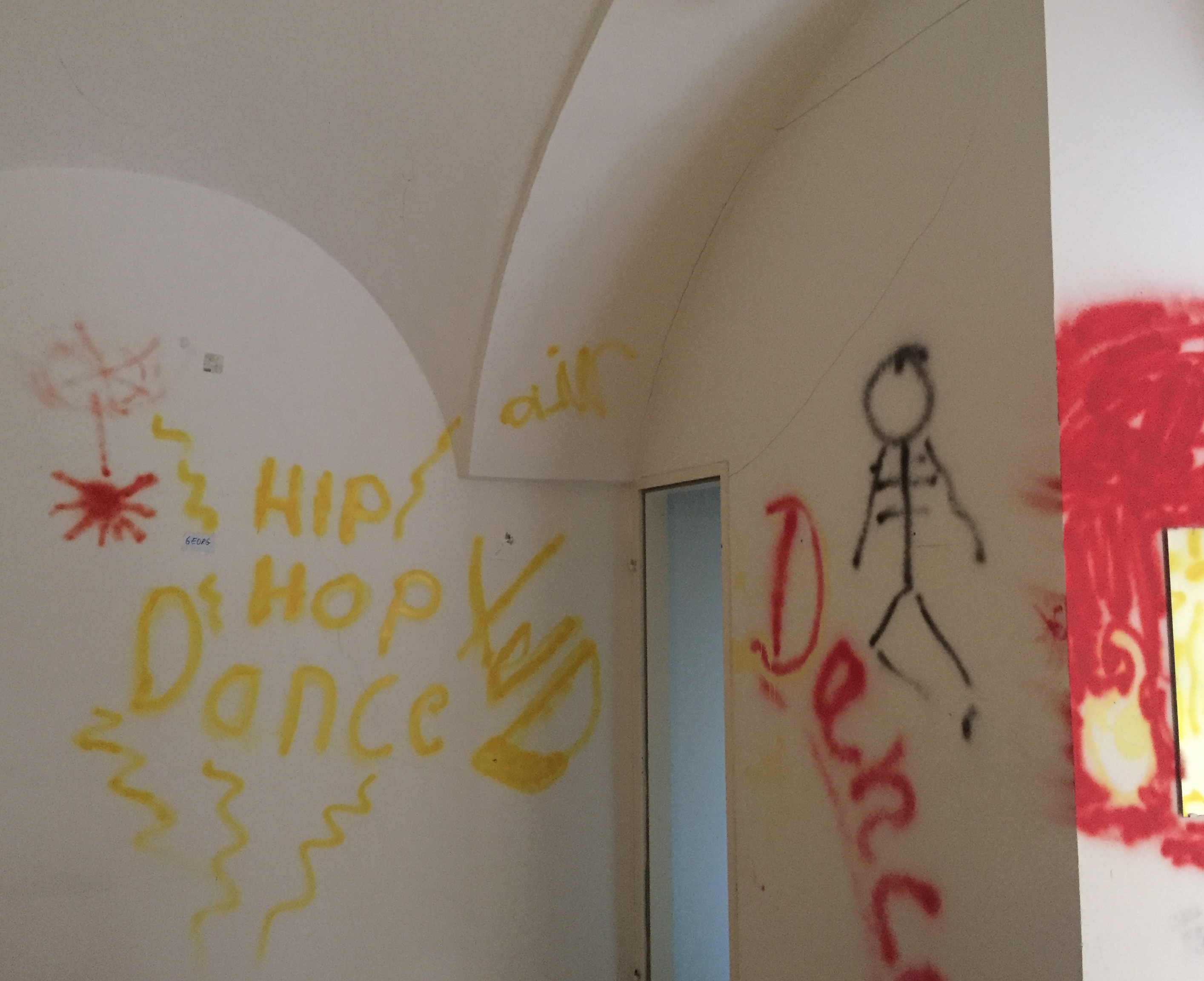 Foto JAW-Kunstaktion "Dance" mit besprayten Wänden