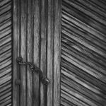 Schwarzweiß-Foto Detail Holztüre mit altem Türbeschlag