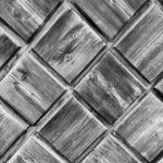 Schwarzweiß-Foto Holz-Kassetten-Muster, Detailansicht eines Haustores