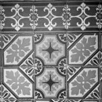 Schwarzweiß-Foto gemusterte und strukturierte Gangfliesen aus der Gründerzeit