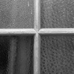 Schwarzweiß-Foto Glastür mit Sprossen und verschieden strukturierten Gläsern