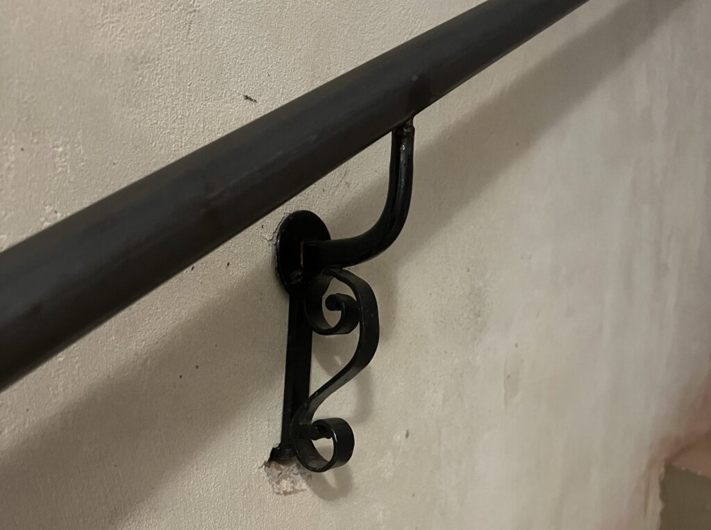 Detailfoto einer Handlaufkonsole nach der Sanierung - schwarz lackiert